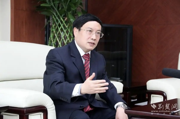 土家族经济学家杨再平长篇小说《穿行者》出版，讲述跨越半个多世纪的命运波折
